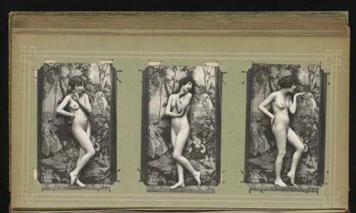Drie portretten van een naakte vrouw voor een decor