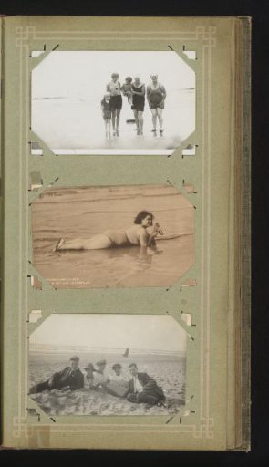Twee groepsportretten op het strand en een portret van een liggende vrouw in de branding