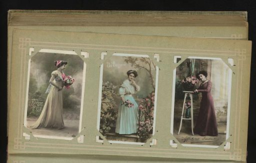 Drie portretten van vrouwen met bloemen