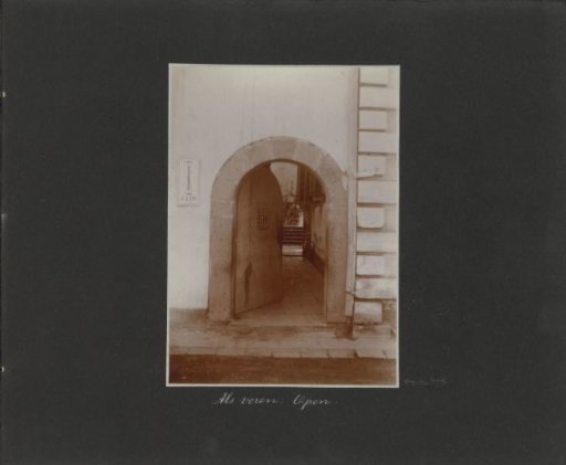 Open door between the town hall and the post office in Batavia, left a sign of the ANIW