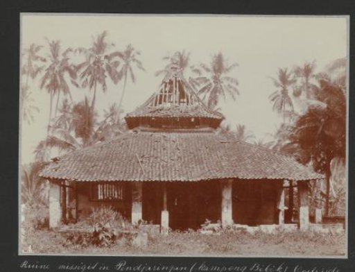 Remains of a mosque (east side) in Pendjaringang (Kampong Bèbèk)