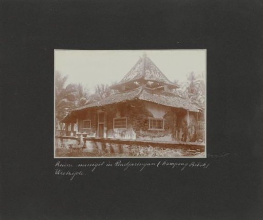 Remains of a mosque (west side) in Pendjaringang (Kampong Bèbèk)