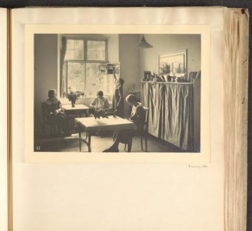 Four girls of Schule Schloss Salem in a boarding school room