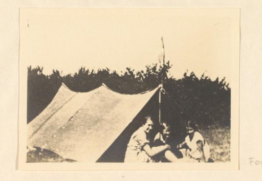 Pupils of Schule Schloss Salem on a camping trip in England
