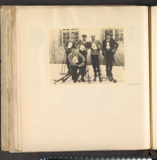 Group portrait of pupils of Schule Schloss Salem on a skiing trip in Unterengadin