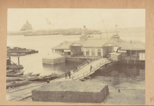 Building and jetty on the Volga