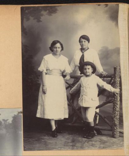 Portrait of two young women and a child, probably in the Dutch East Indies