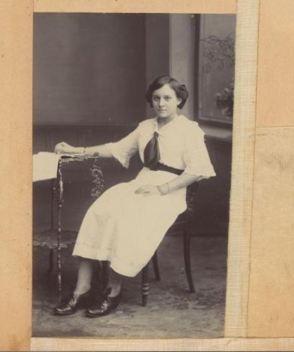Portrait of a young woman in a light dress with a belt, presumably in the Dutch East Indies