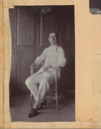 Portrait of a seated man in tropical clothing in the Dutch East Indies
