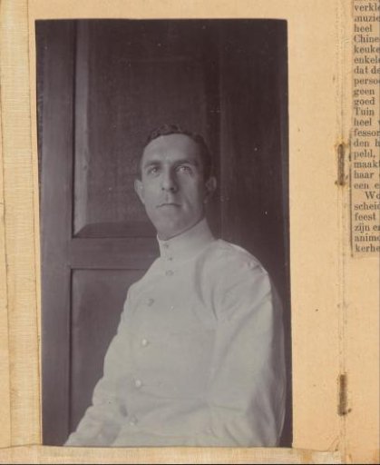 Portrait of a seated man in tropical clothing in the Dutch East Indies