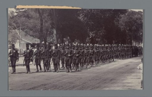 Marching soldiers on the road from Jogjakarta to Toegoe on Java