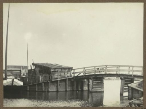 Wooden bridge at the Jaagpad near Amsterdam