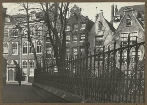 Houses and the Begijnhof Chapel (left) on the Begijnhof in Amsterdam