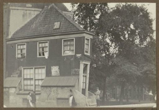 Dilapidated house on the corner of the Egelantiersgracht and the Lijnbaansgracht in Amsterdam