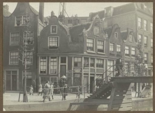 Bridge 130 over the Lijnbaansgracht in Amsterdam, viewed towards the entrance of the Tuinstraat