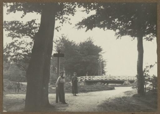 Two women in front of a bridge on the Zwaluwenberg estate near Hilversum