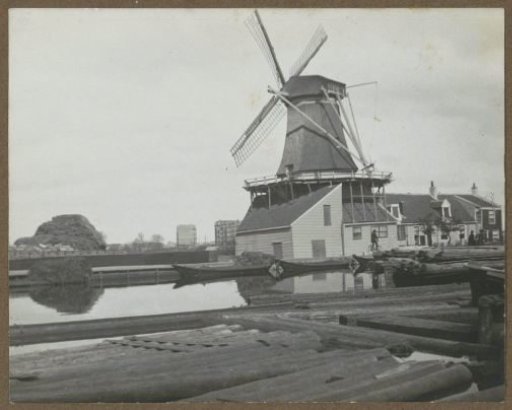 Chalk mill De Hoop on the Baarsjesweg in Amsterdam with the Kostverlorenvaart in the foreground