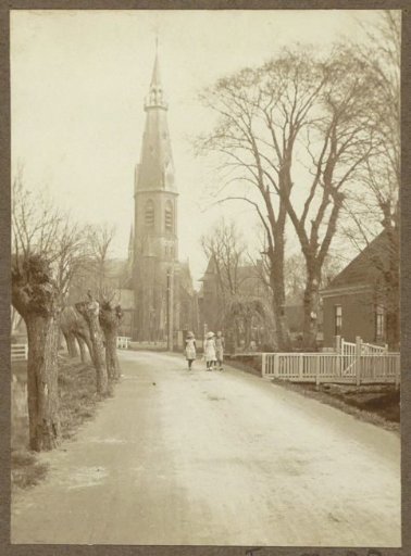 Children on a road in Bovenkerk