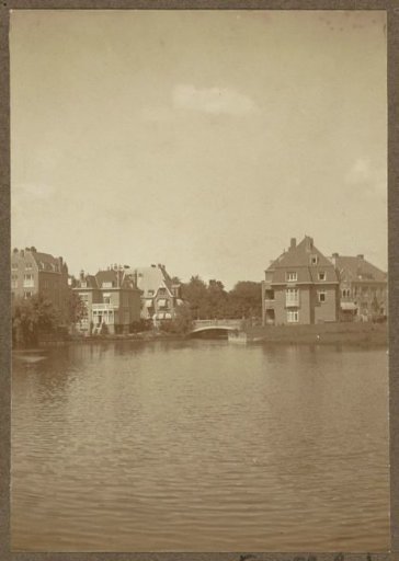 Houses by the water near the Oranje Nassaulaan in Amsterdam