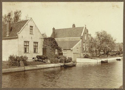 Houses by the water near Hofwijck, probably in Amsterdam