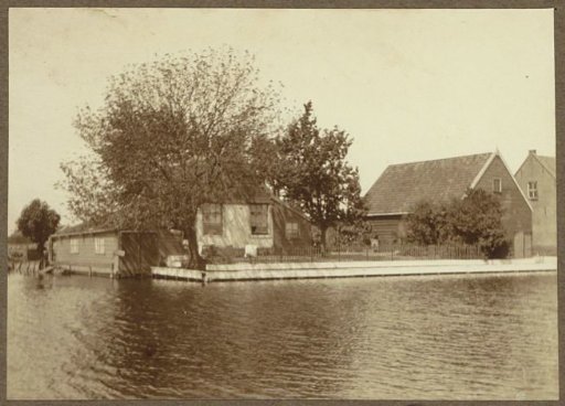 Houses by the water near Hofwijck, probably in Amsterdam