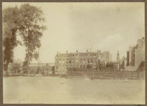 Row of houses and field near the Amsterdam archive building on the Amsteldijk