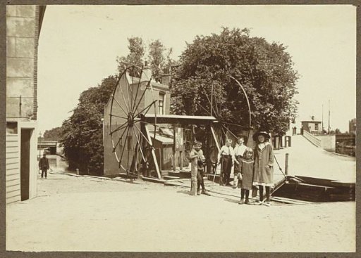 Children at the ferry on the Baarsjesweg in Amsterdam