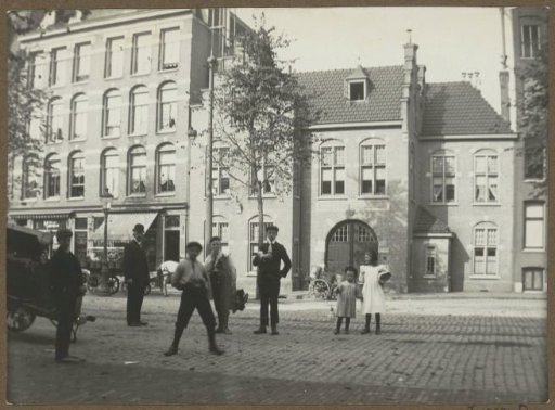 Children in front of the Catharinahofje on the Amsterdamse Overtoom