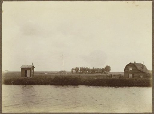 Houses on the water behind Oud-Diemen