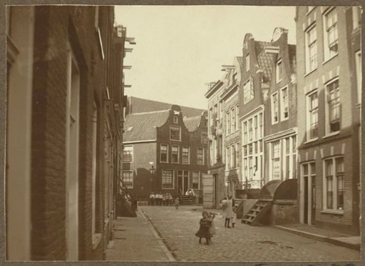 Children in the Driehoekstraat in Amsterdam