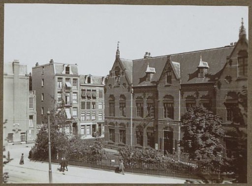 Building of the Second HBS on the Roelof Hartstraat in Amsterdam, with the entrance to the Balthasar Floriszstraat on the left