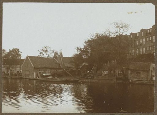 View of houses and a business on the bank opposite the Baarsjesweg