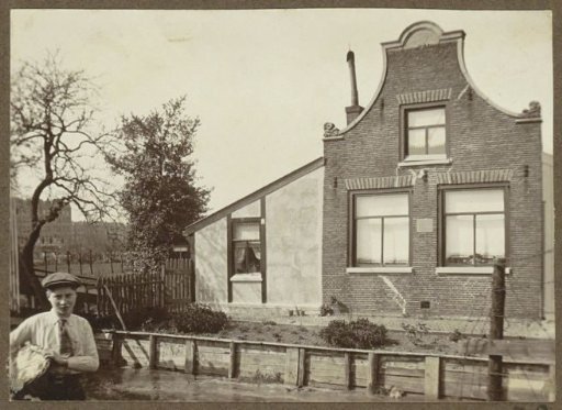 Boy in front of a house on the Maljapenkade (De Wittenkade) in Amsterdam