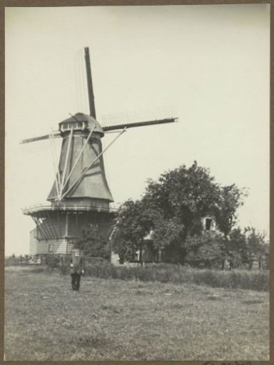 Man posing in front of the corn mill De Pauw (2nd) in Nieuwendam