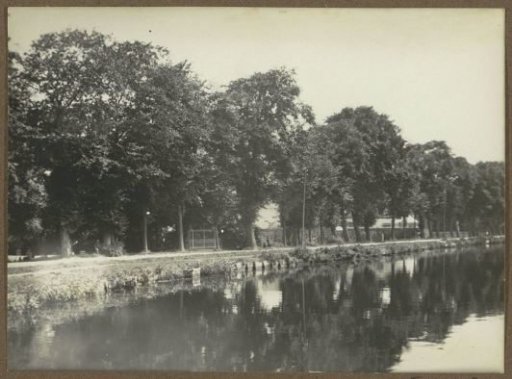 View of the bank of the Amstel at the Amsteldijk