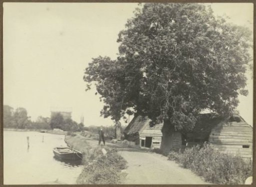 Amsteldijk south of Amsterdam, with the Zuider Gasfabriek on the horizon