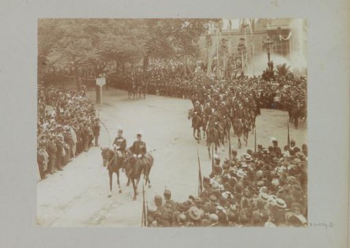 Cavalry escort on the Frederiksplein in Amsterdam during the entry of Queen Wilhelmina