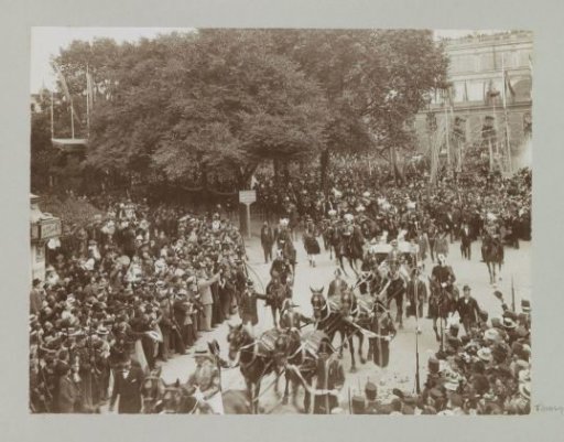 Open carriage with Queen Wilhelmina and Queen Mother Emma and escort at the inauguration on the Frederiksplein in Amsterdam