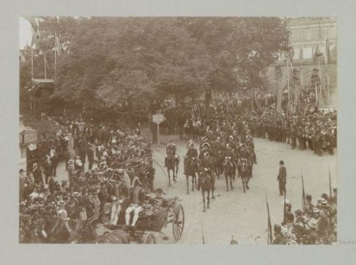 Cavalry escort on the Frederiksplein in Amsterdam during the entry of Queen Wilhelmina