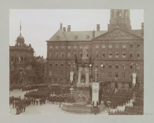Military salute to the inaugurated Queen Wilhelmina and Queen Mother Emma, both standing on the balcony of the Royal Palace on the Dam