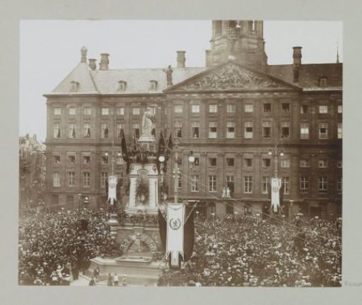 Public paying homage to the inaugurated Queen Wilhelmina and Queen Mother Emma at the Palace on the Dam