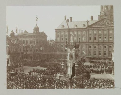 Carriages passing at the inauguration of Queen Wilhelmina under the watchful eye of the public and military on the Dam in Amsterdam