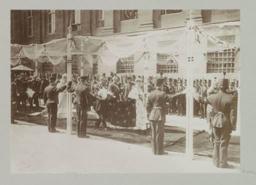 Wilhelmina walks under a canopy in front of the Royal Palace, on her way to the inauguration in the New Church