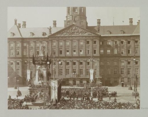 Aubade to Queen Wilhelmina, Queen Mother Emma and the Prince and Princess zu Wied at the Palace on the Dam in Amsterdam