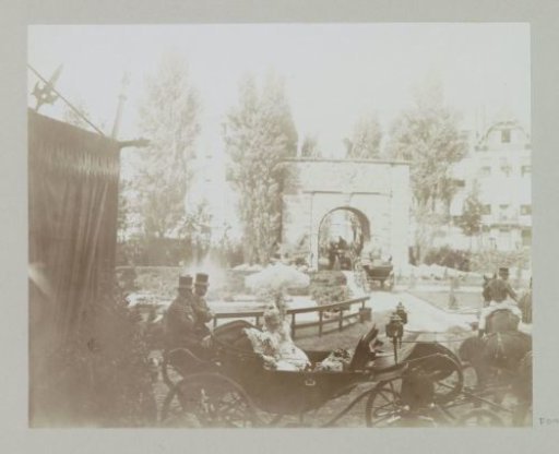 Carriage of Queen Wilhelmina and Queen-Mother Emma in the garden of the Rijksmuseum at the Bergpoort