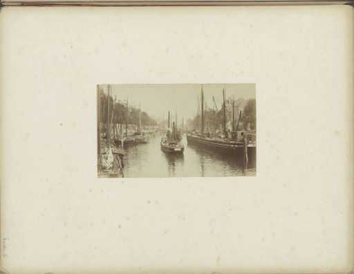 Ships in the Wijnhaven in Rotterdam