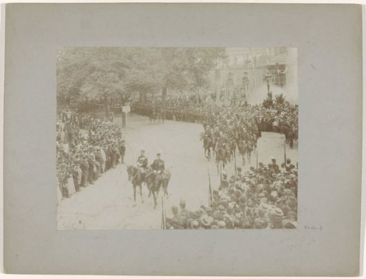 Cavalry escort on the Frederiksplein in Amsterdam during the entry of Queen Wilhelmina