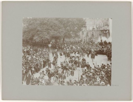 Open carriage with Queen Wilhelmina and Queen-Mother Emma and escort at the inauguration on the Frederiksplein in Amsterdam