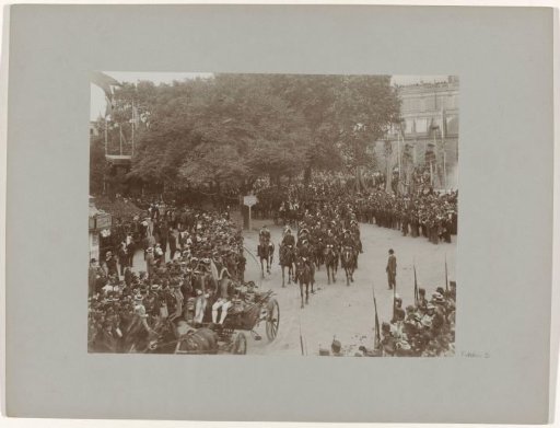 Cavalry escort on the Frederiksplein in Amsterdam during the entry of Queen Wilhelmina
