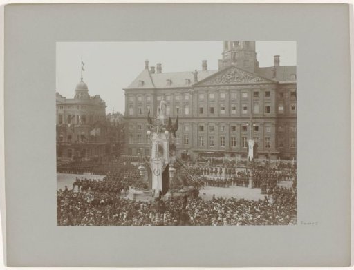 Carriage with Queen-Mother Emma arriving at the Royal Palace at the inauguration of Queen Wilhelmina under the watchful eye of the public and military on the Dam in Amsterdam